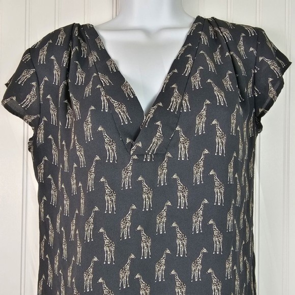 H&M Conscious Blouse Women's Size 2‎ Gray Giraffe Print V-Neck Cap Sleeve Zoo - Picture 3 of 13